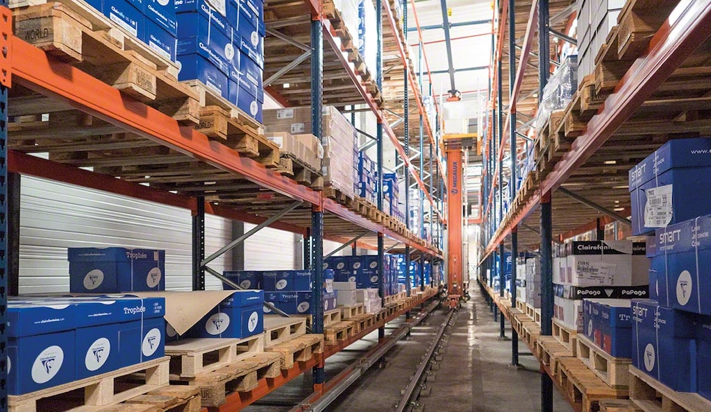 Clairefontaine hat die Produktivität seiner Logistik mit dem automatischen Pallet-Shuttle-System erhöht