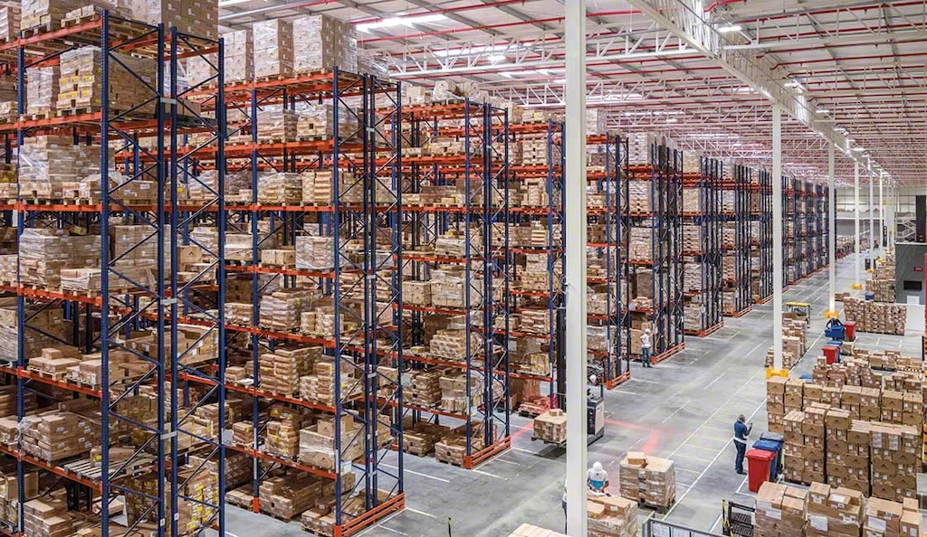 Regale maximieren den vertikalen Raum