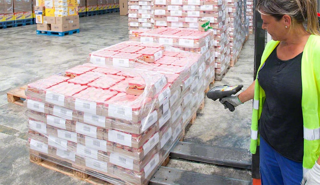 Das Lagerverwaltungssystem optimiert die logistischen Abläufe und minimiert Fehler bei der Auftragsverteilung