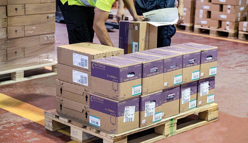 Der Frachtbrief wird im Wareneingangsbereich eines Lagers zur Kontrolle der eintreffenden Waren verwendet