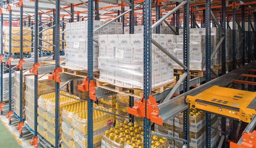 Mithilfe der Automatisierung werden FMCG-Produkte gelagert und ihre Verfügbarkeit sichergestellt