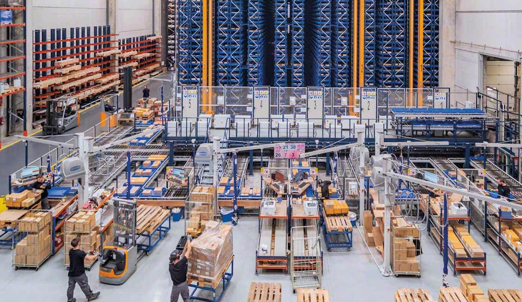 Durch die logische Codierung von Stellplätzen wird die genaue Identifizierung der Waren erleichtert