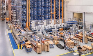 Logistikabläufe stellen den Material- und Informationsfluss sicher