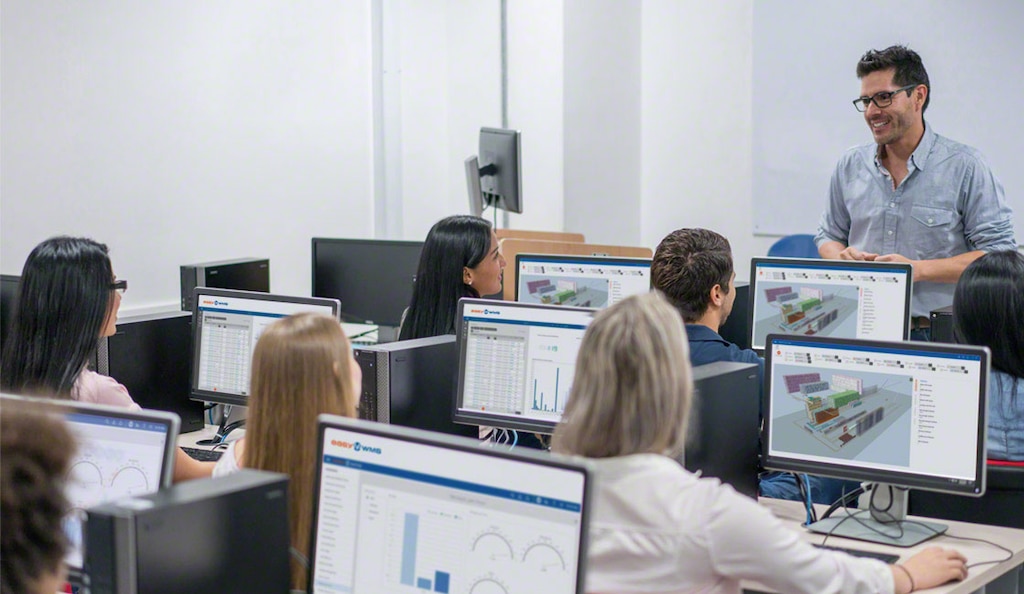 Eine fundierte und spezialisierte akademische Ausbildung ist der Weg zum Logistikkoordinator