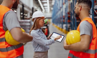 Der Logistikkoordinator überwacht alle Warenbewegungen eines Unternehmens