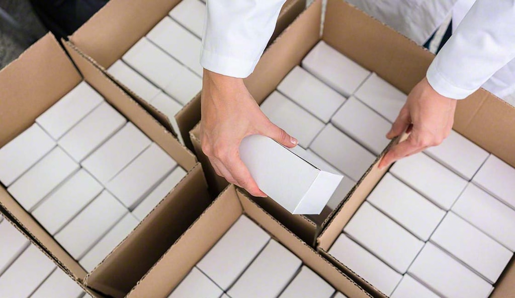 Bei der manuellen Kartonisierung legen die Lagermitarbeiter die Produkte in die Kartons