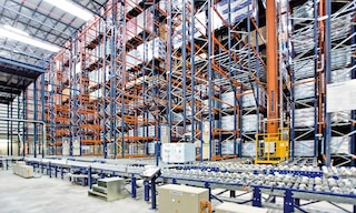 Der Begriff Material Handling bezeichnet ein System oder eine Kombination von Methoden zum Transport von Waren von einem Ort zum anderen