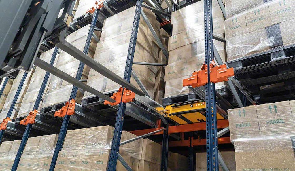 Paletten-Shuttles reduzieren die zu kühlende Fläche in Kühl- oder Gefrierlagern