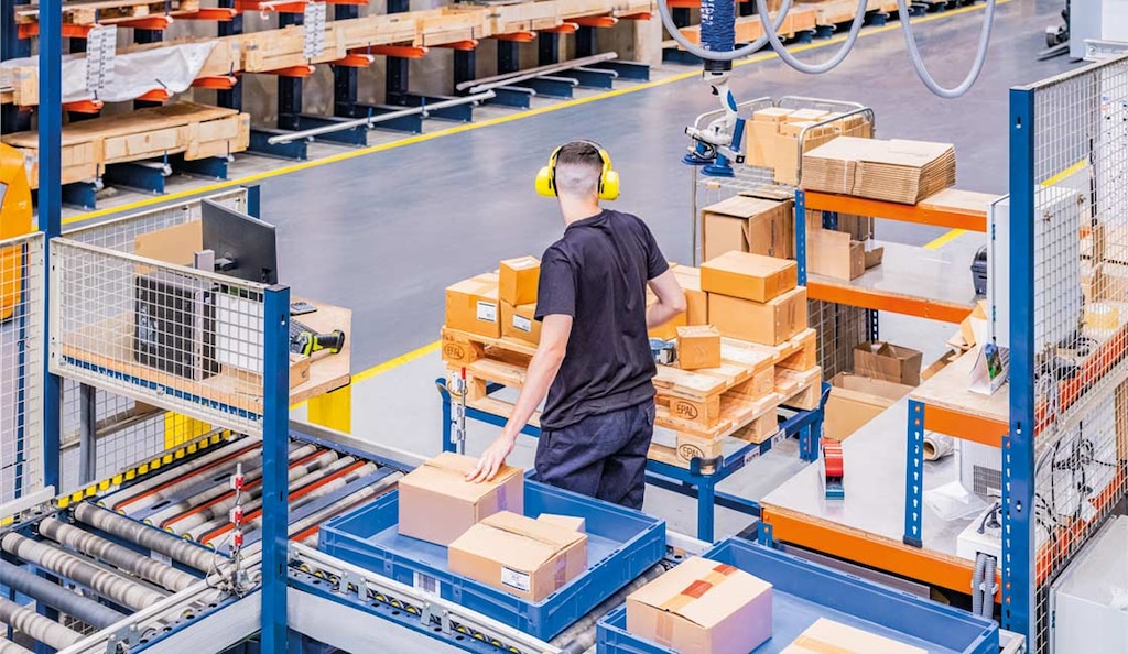 Das automatische Miniload-Lager reduziert die Wege der Lagermitarbeiter und beschleunigt den Pick-to-Pack-Prozess