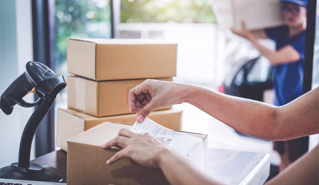 In der Retourenlogistik werden die Artikel an das Lager oder an ein Sortierzentrum zurückgeschickt