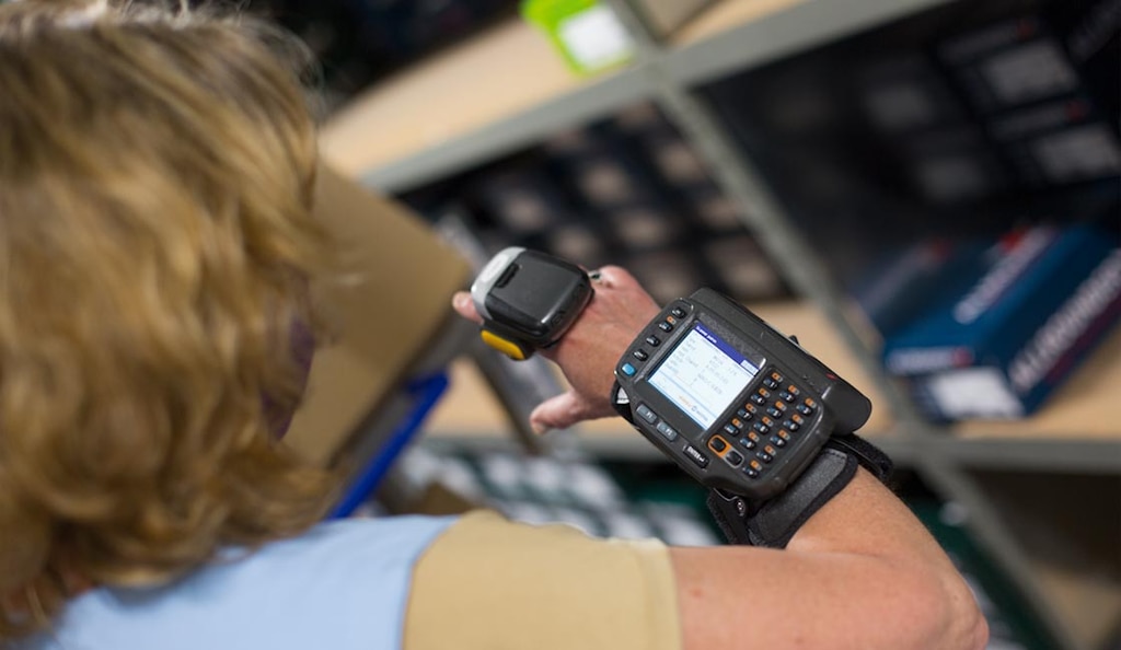Ring-Scanner können mit Lasertechnologie oder CMOS-Sensoren ausgestattet sein und unterschiedliche Lesereichweiten bieten