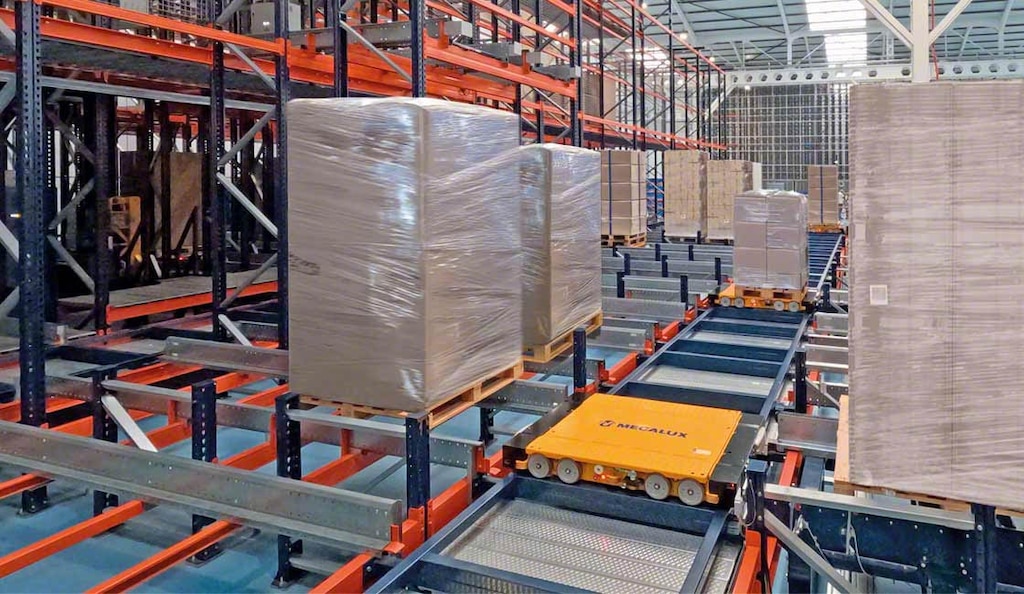 Robots-as-a-Service kann sich auf Systeme wie das automatische 3D-Pallet-Shuttle stützen, um das Ein- und Auslagern von Paletten zu automatisieren