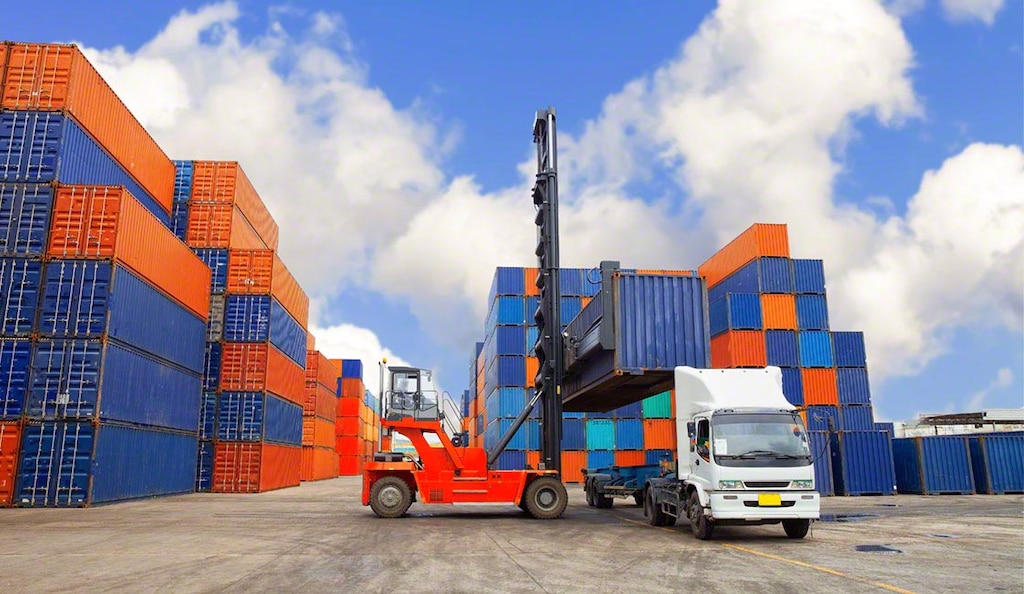 Rangier-Lkw bewegen Anhänger schnell und effizient innerhalb eines Logistikgeländes