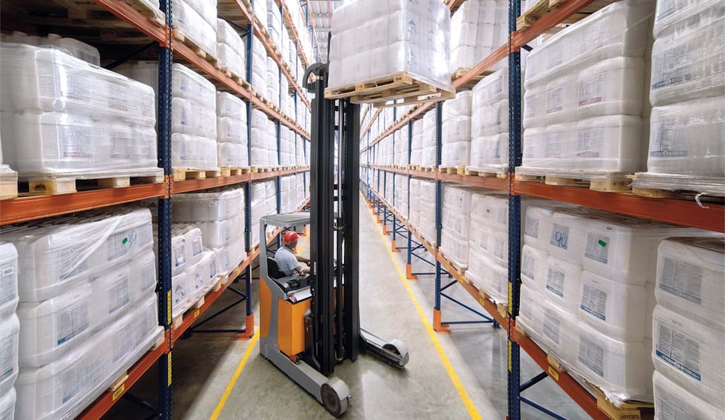 Die Einhaltung hoher Sicherheitsstandards beim Einsatz von Gabelstaplern ist unerlässlich für die Vermeidung von Unfällen und die Gewährleistung eines reibungslosen Lagerbetriebs