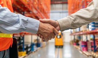 Der SLA in der Logistik ist ein Vertrag, der zwischen einem Dienstleister und einem Kunden abgeschlossen wird