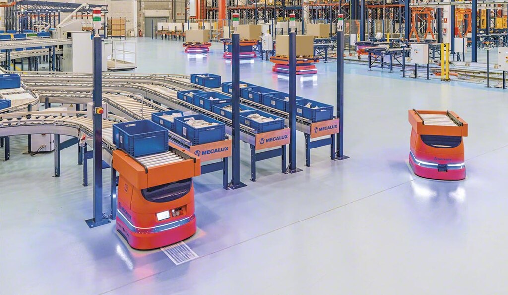 Die AMRs von Mecalux nutzen den SLAM-Algorithmus, um sich in wechselnden Logistikumgebungen zu bewegen