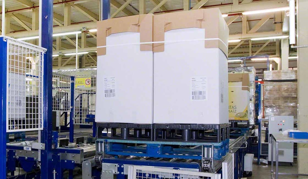 Zwei Halbpaletten werden auf eine größere Palette gestellt, um die Handhabung zu erleichtern und den Platz im Lager zu optimieren