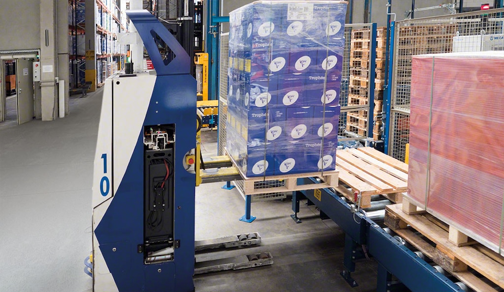 AMR und AGV sind zwei Arten von Lagerrobotern, die den Warentransport beschleunigen.