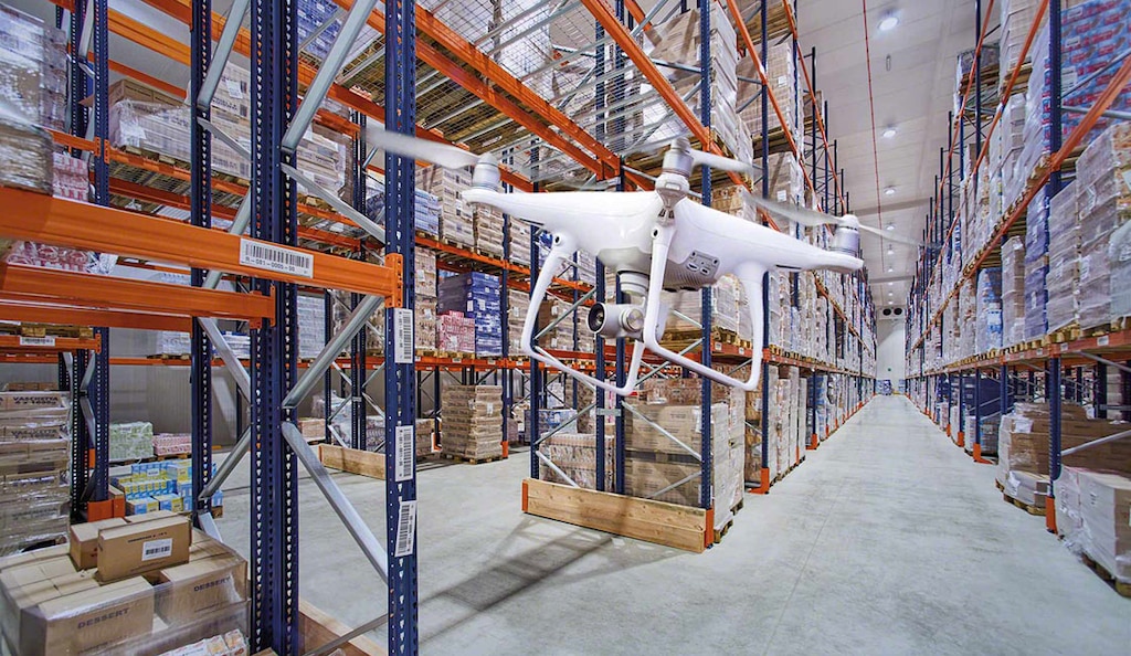 Drohnen beginnen sich in der Logistikbranche als eine Art effizienter Lagerroboter zu behaupten.