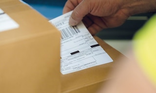 Versandetiketten kennzeichnen die Waren, damit ein Spediteur sie an ihren Bestimmungsort bringen kann