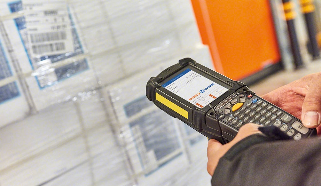 Mit RFID-Etiketten kann der Bestand in Warehouse Tracking Systems verfolgt werden