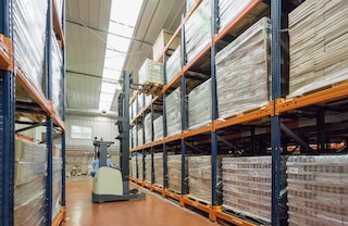 Einschubregale für Paletten erhöhen die Arbeitssicherheit, da die Gabelstapler nicht in die Regale einfahren müssen