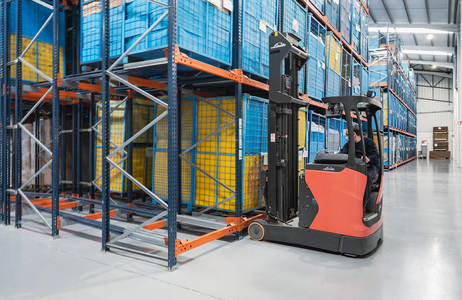 Einschubregale können auch andere Arten von Ladeeinheiten aufnehmen, z. B. Metallcontainer