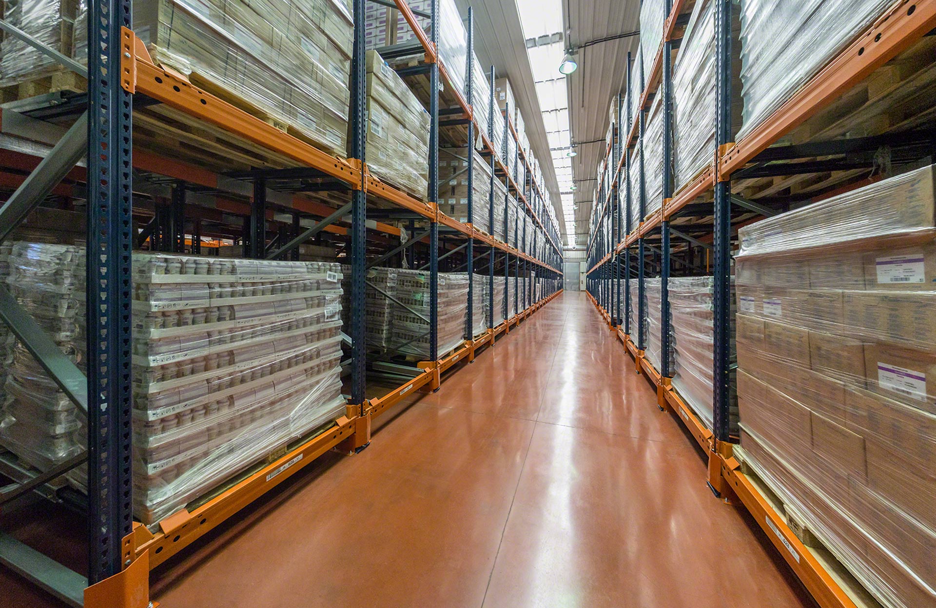 Das Push-Back-System basiert auf der Lastmanagementstrategie nach dem LiFo-Prinzip, bei der die Waren von einem einzigen Gang aus gehandhabt werden