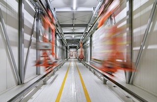 Elektrohängebahnen und Elektrobodenbahnen sind Hochgeschwindigkeitslösungen, die die Palettenbewegungen beschleunigen Elektrohängebahnen und Elektrobodenbahnen sind Hochgeschwindigkeitslösungen, die die Palettenbewegungen beschleunigen