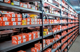 Die Kreuzverbände fungieren als Längsversteifungselemente des Fachbodenregals aus Metall