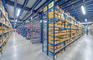 Das Fachbodenregal aus Metall bietet manuellen Zugriff auf alle gelagerten Artikel