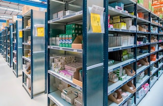 Mit den Seitenblechen werden die Fachbodenregale M3 perfekt abgeschlossen