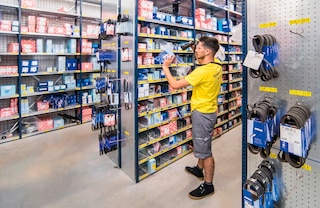 An den gelochten Seitenwänden aus Blech können seitliche Aufhängebügel eingehängt werden, um Produkte aufzuhängen