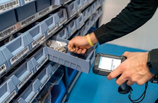 Die ausziehbaren Kunststoffbehälter eignen sich besonders für die Lagerung von Kleinteilen im Fachbodenregalsystem