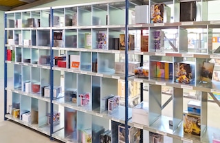 Fachbodenregale aus Metall eignen sich besonders für E-Commerce-Lager