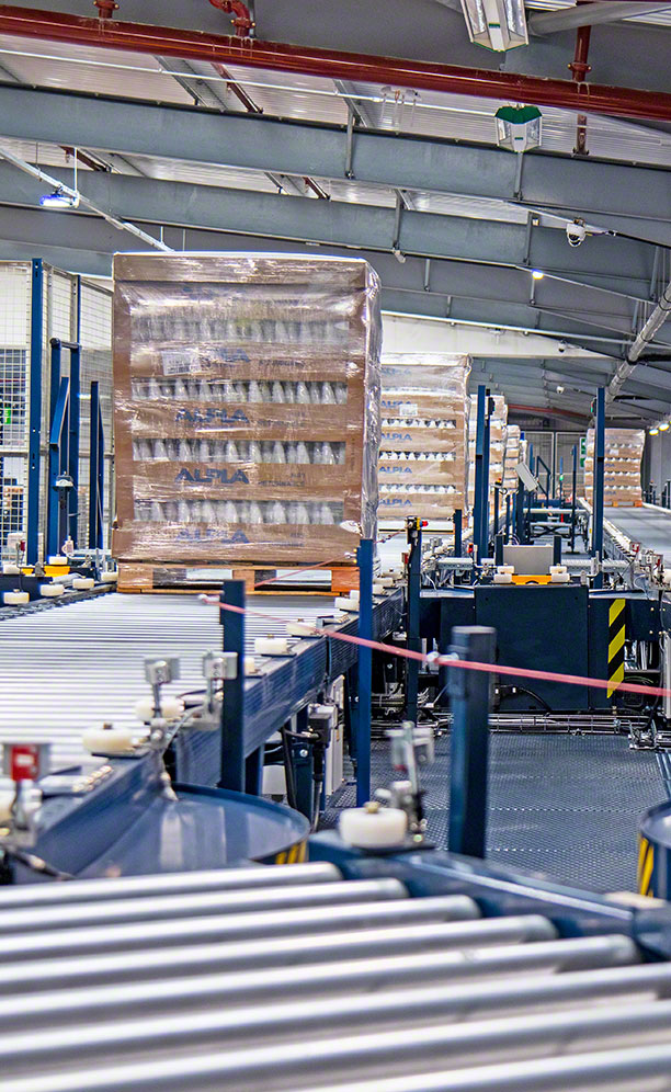 Automatische Palettenfördersysteme im Logistikzentrum von ALPLA