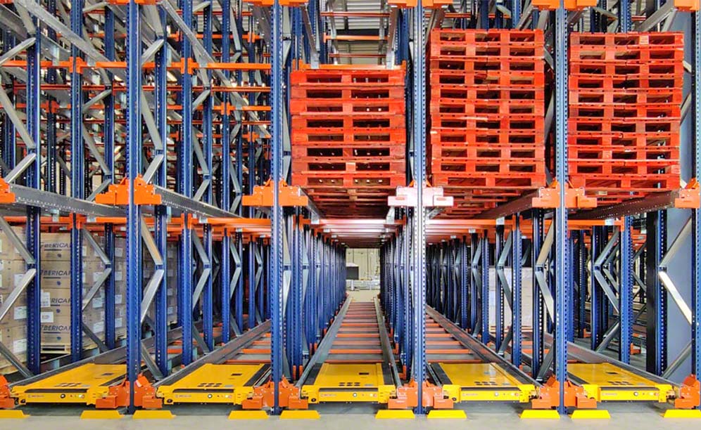 Kompaktlagersystem mit dem halbautomatischen Palle-Shuttle-System von Eau Neuve