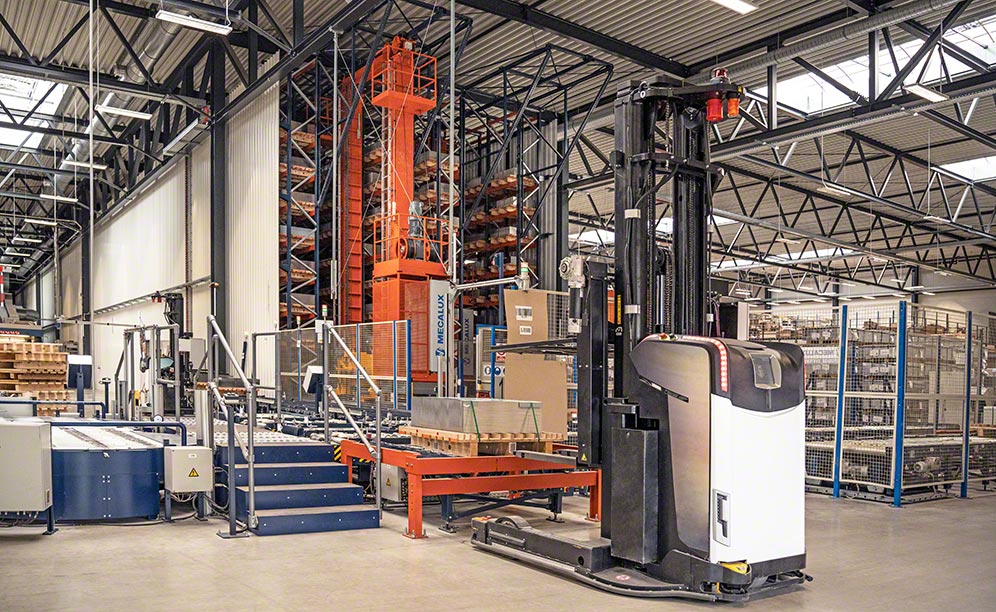 Fahrerlose Transportsysteme FTS der Blechwarenfabrik verbinden das Lager mit der Produktion