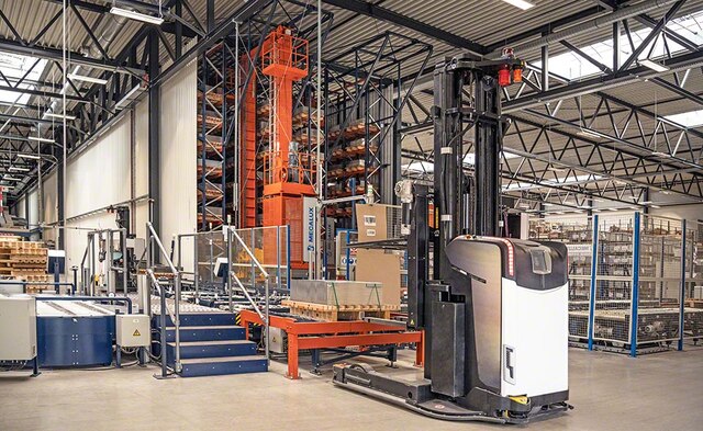 Fahrerlose Transportsysteme FTS der Blechwarenfabrik verbinden das Lager mit der Produktion