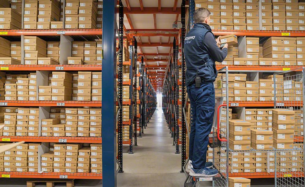 Der Schuhhersteller Gioseppo verfügt über zwei Lager, in denen er 3.500 Aufträge mit Schuhen, Sandalen und Hausschuhen zusammenstellt…