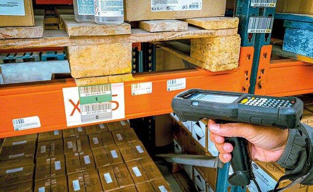 Handscanner, um den Easy-WMS-Anweisungen zu folgen Handscanner, um den Easy-WMS-Anweisungen zu folgen