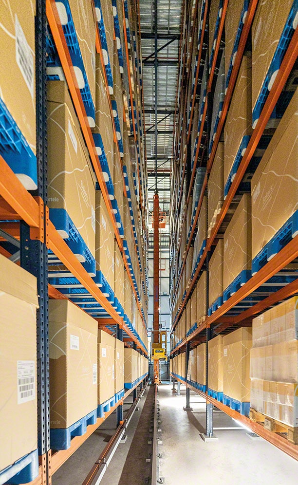 Automatisches Hochregallager in Silobauweise mit drei 65 m langen Gängen