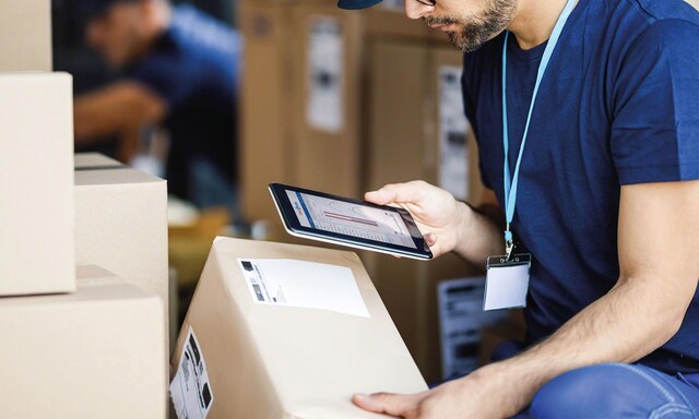 Die Mitarbeiter von IRIS kommissionieren mithilfe von Funkterminals Die Mitarbeiter von IRIS kommissionieren mithilfe von Funkterminals