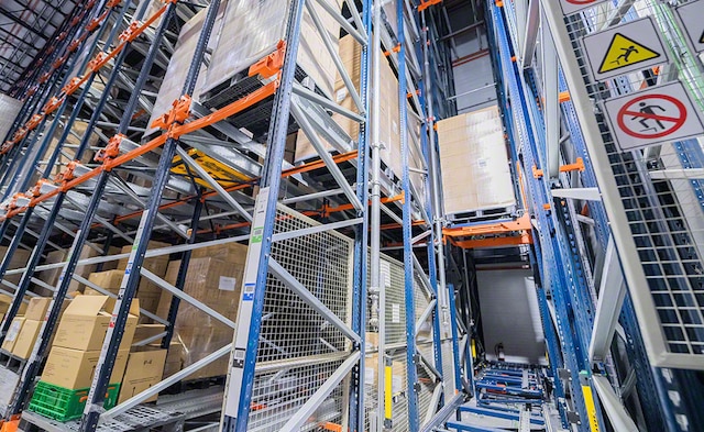 Pallet Shuttle mit Shuttle-Cars im Logistikzentrum von Panaficadora de Alcalá