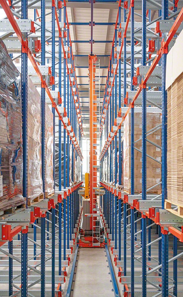 Pallet-Shuttle-System mit Regalbediengerät im Lager von Verlhac