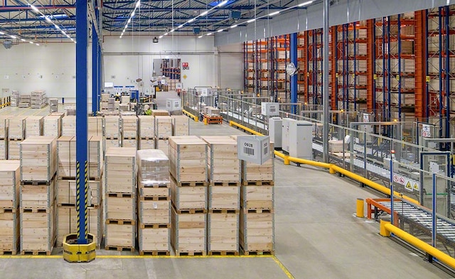 Lager mit dreiseitigen Regalbediengeräten von IKEA Components in Malacky, Slowakei Lager mit dreiseitigen Regalbediengeräten von IKEA Components in Malacky, Slowakei