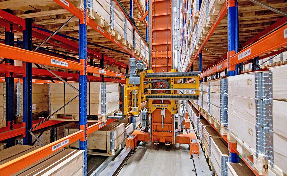Dreiseitige Regalbediengeräte verwalten Ware von IKEA Components