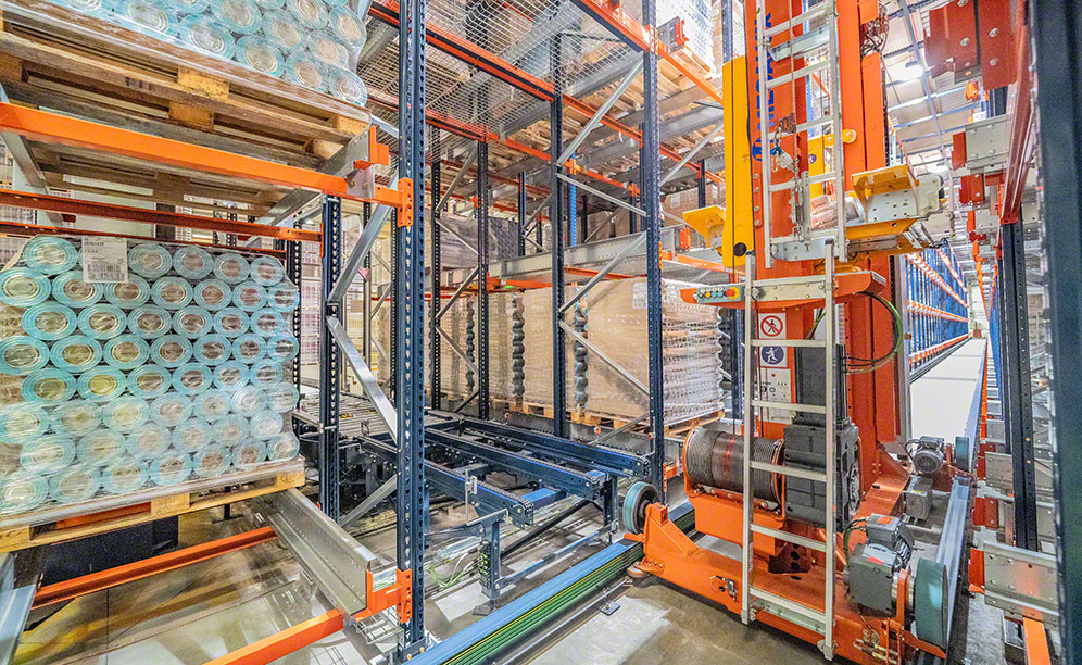 Automatisches Pallet-Shuttle-System mit Regalbediengerät der Envases Group