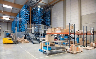Automatisches, von Easy WMS verwaltetes Behälterlager bei FIC in Nimes