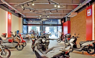 Motorradgeschäft der Grupo Motos Bordoy in der Straße Balmes in Barcelona